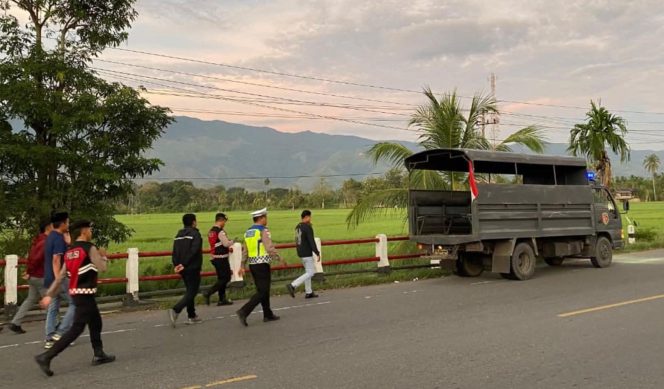 
					Cegah Balap Liar Personel Gabungan Polres Aceh Besar Gelar Patroli Sahur