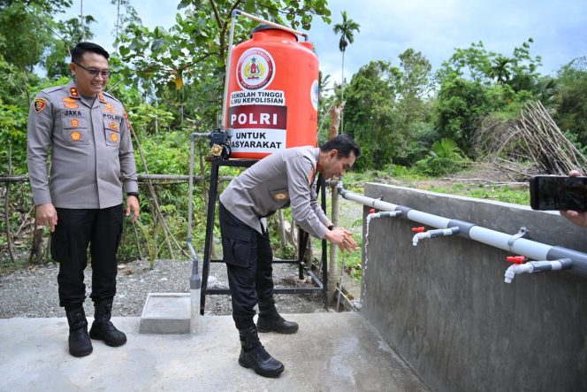 
					Direktur Program Sarjana STIK Lemdiklat Polri Resmikan Sumur Bor Bantuan Mahasiswa STIK 83/WPS di Kembang Tanjung Pidie