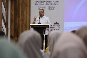 Kepala Dinas Sosial Aceh, Budi Afrizal, S.KM., M.KM., membuka kegiatan Sosialisasi dan Edukasi Elektronifikasi Bantuan Sosial Non Tunai (BSNT) Tahun 2026. (Foto Humas Dinsos)