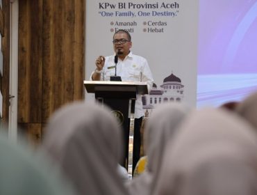 Kepala Dinas Sosial Aceh, Budi Afrizal, S.KM., M.KM., membuka kegiatan Sosialisasi dan Edukasi Elektronifikasi Bantuan Sosial Non Tunai (BSNT) Tahun 2026. (Foto Humas Dinsos)