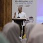 Kepala Dinas Sosial Aceh, Budi Afrizal, S.KM., M.KM., membuka kegiatan Sosialisasi dan Edukasi Elektronifikasi Bantuan Sosial Non Tunai (BSNT) Tahun 2026. (Foto Humas Dinsos)